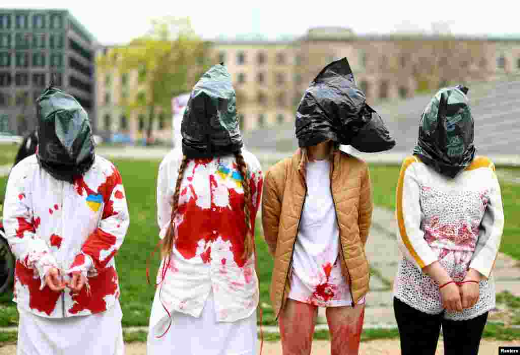 Rossiyaning Ukrainadagi urushiga qarshi namoyish. Berlin, 21-aprel, 2022.