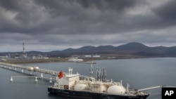 ARCHIVO - El petrolero Sun Arrows carga gas natural licuado del proyecto Sakhalin-2 en el puerto de Prigorodnoye, Rusia, el viernes 29 de octubre de 2021. (Foto AP, archivo)