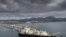 ARCHIVO - El petrolero Sun Arrows carga gas natural licuado del proyecto Sakhalin-2 en el puerto de Prigorodnoye, Rusia, el viernes 29 de octubre de 2021. (Foto AP, archivo)