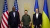 Menhan AS Lloyd Austin (kiri) dan Menlu AS Antony Blinken (kanan) bertemu Presiden Ukraina Volodymyr Zelenskyy di Kyiv, Ukraina hari Senin (25/4). 