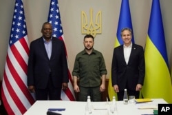 Menteri Pertahanan AS Lloyd Austin, Presiden Ukraina Volodymyr Zelenskyy dan Menteri Luar Negeri AS Antony Blinken. (Foto: via AP)