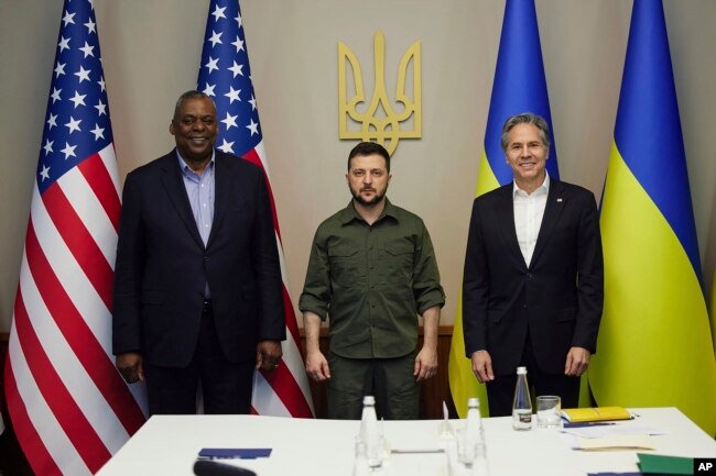 미국의 토니 블링컨 국무장관(오른쪽)과 로이드 오스틴 국방장관이 지난달 25일 우크라이나 크이우에서 볼로디미르 젤렌스키 대통령과 만났다.