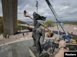 A Soviet monument to a friendship between Ukrainian and Russian nations is seen during its demolition, amid Russia's invasion of Ukraine, in central Kyiv, Ukraine April 26, 2022. (REUTERS/Gleb Garanich/File Photo)