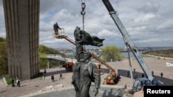 В Киеве демонтировали памятник советской эпохи, воздвигнутый в честь дружбы между Украиной и Россией, 26 апреля 2022 года