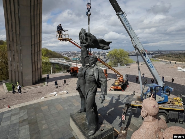 A Soviet monument to a friendship between Ukrainian and Russian nations is seen during its demolition, amid Russia's invasion of Ukraine, in central Kyiv, Ukraine April 26, 2022. (REUTERS/Gleb Garanich/File Photo)