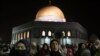 Umat Muslim Palestina memadati Kompleks Masjid Al-Aqsa di Yerusalem untuk beribadah pada malam Lailatul Qadar, pada 27 April 2022. (Foto: AP/Mahmoud Illean)