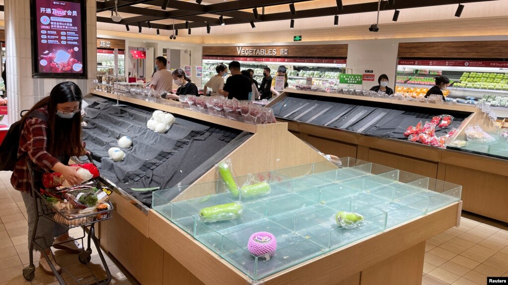 北京市朝阳区居民抢购蔬菜，一个超市空荡荡的蔬菜货架。（2022年4月24日）(photo:VOA)