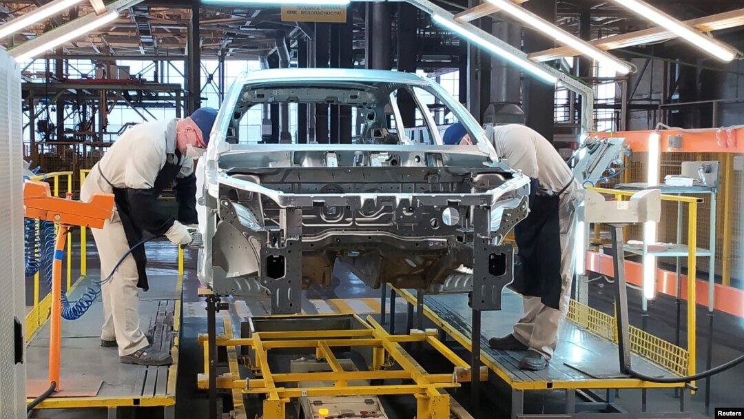 Radnici rade na automobilu Lada, na proizvodnoj traci u fabrici Avtovaz, u Iževsku Rusija, 22. februara 2022.
