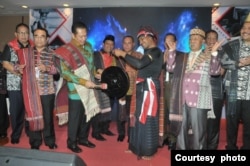 Pembukaan pameran ulos oleh Ketua MPR RI, Bambang Soesatyo, didampingi Gubernur Sumatra Utara, Edy Rahmayadi. (foto: courtesy).