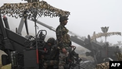 لداخ میں لائن آف ایکچوئل کنٹرول کے قریب بھارت کی ایک فوجی چوکی میں فوجی مستعد کھڑے ہیں۔(فائل فوٹو)
