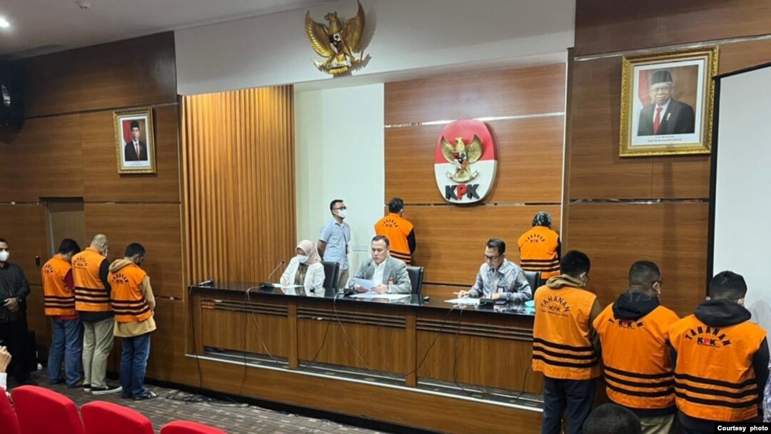 KPK mengumumkan operasi tangkap tangan Bupati Bogor AY. Diduga AY menerima suap dari beberapa rekanan yang melaksanakan pekerjaan & kepala SKPD. (Twitter: @KPK_RI) 