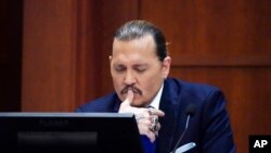 El actor Johnny Depp testifica en la Corte de Circuito del Condado de Fairfax en Fairfax, Virginia, el 25 de abril de 2022.