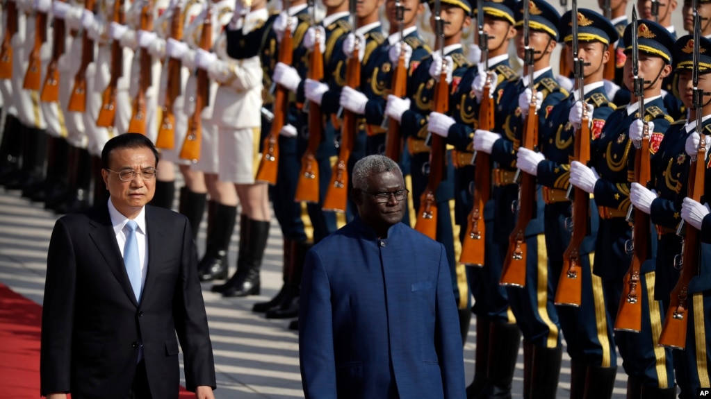中国总理李克强在北京人大会堂举行仪式欢迎到访的所罗门群岛总理索加瓦雷。（2019年10月9日）(photo:VOA)