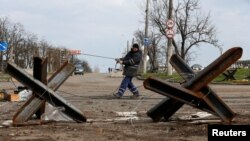 Una vista muestra los obstáculos antitanque colocados en una carretera en el transcurso del conflicto Ucrania-Rusia en la ciudad portuaria sureña de Mariúpol, Ucrania, el 22 de abril de 2022.