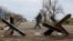 Una vista muestra los obstáculos antitanque colocados en una carretera en el transcurso del conflicto Ucrania-Rusia en la ciudad portuaria sureña de Mariúpol, Ucrania, el 22 de abril de 2022.