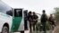 Un agente de Aduanas y Protección Fronteriza recopila información biográfica de un grupo de migrantes venezolanos antes de detenerlos cerca de la ciudad fronteriza sur de Eagle Pass, Texas, EEUU, el 25 de abril de 2022.