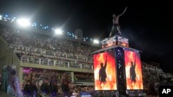 Des artistes de l'école de samba Beija Flor défilent sur un char lors des célébrations du Carnaval au Sambadrome de Rio de Janeiro, Brésil, le samedi 23 avril 2022.