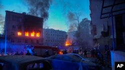 Los bomberos apagan un incendio después de un ataque con cohetes rusos en Kiev, Ucrania, el jueves 28 de abril de 2022.