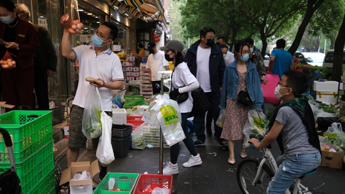 Beijing shoppers clean up store shelves as the district begins mass testing