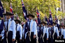 Warga Australia dan Selandia Baru memperingati Hari Anzac dengan pawai di pusat kota di Sydney, Australia, 25 April 2022. (REUTERS/Loren Elliott)