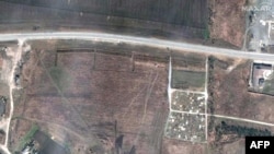 麥克薩商業衛星公司（MAXAR）4月21日發布的衛星圖片顯示，4月3日烏克蘭馬里烏波爾西北郊與一個公墓毗鄰的亂葬坑。