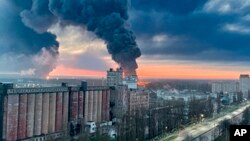 Na fotografiji anonimnog izvora vidi se dim koji se uzdiže iz skladišta nafte u Brjansku, Rusija, 25. aprila 2022.