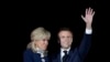 Prezidan Franse a Emmanuel Macron salye elekte yo ansanm ak madanm ni Brigitte Macron apre li re-eli prezidan Dimanch 24 Avril, 2022. 
