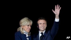 Prezidan Franse a Emmanuel Macron salye elekte yo ansanm ak madanm ni Brigitte Macron apre li re-eli prezidan Dimanch 24 Avril, 2022. 