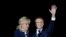 Prezidan Franse a Emmanuel Macron salye elekte yo ansanm ak madanm ni Brigitte Macron apre li re-eli prezidan Dimanch 24 Avril, 2022. 
