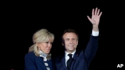 Prezidan Franse a Emmanuel Macron salye elekte yo ansanm ak madanm ni Brigitte Macron apre li re-eli prezidan Dimanch 24 Avril, 2022. 
