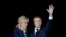 Prezidan Franse a Emmanuel Macron salye elekte yo ansanm ak madanm ni Brigitte Macron apre li re-eli prezidan Dimanch 24 Avril, 2022. 