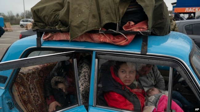 Desplazados internos de Mariúpol y pueblos cercanos que huyen de los ataques rusos llegan a un centro de refugiados en Zaporizhzhia, Ucrania, el 21 de abril de 2022.
