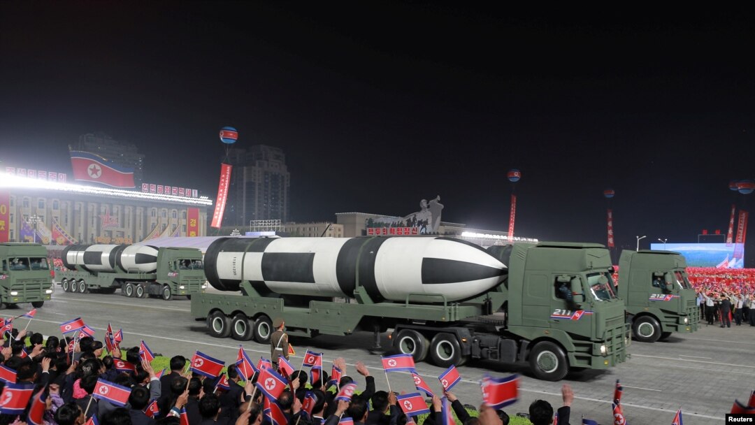 Kendaraan yang mengangkut misil turut serta dalam parade militer Korea Utara yang digelar untuk memperingati hari jadi ke-90 berdirinya Pasukan Tentara Revolusi Korea di Pyongyang, Korea Utara. (Foto: KCNA via Reuters)