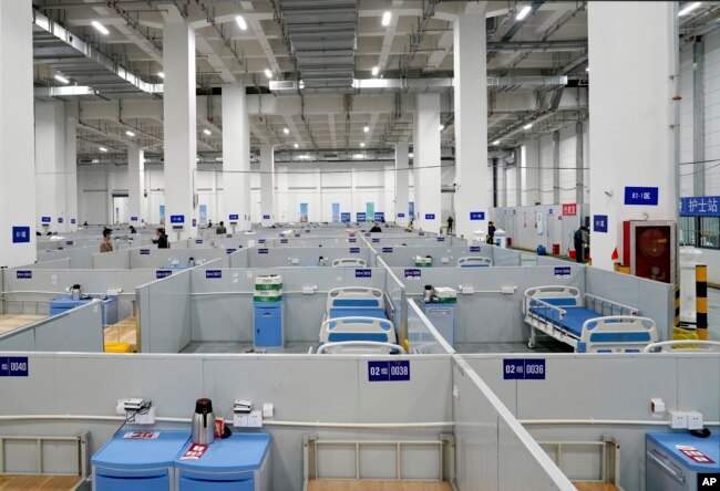 Tempat tidur pasien terlihat di sebuah rumah sakit darurat di Shanghai, China, 21 April 2022. (Foto: via AP)