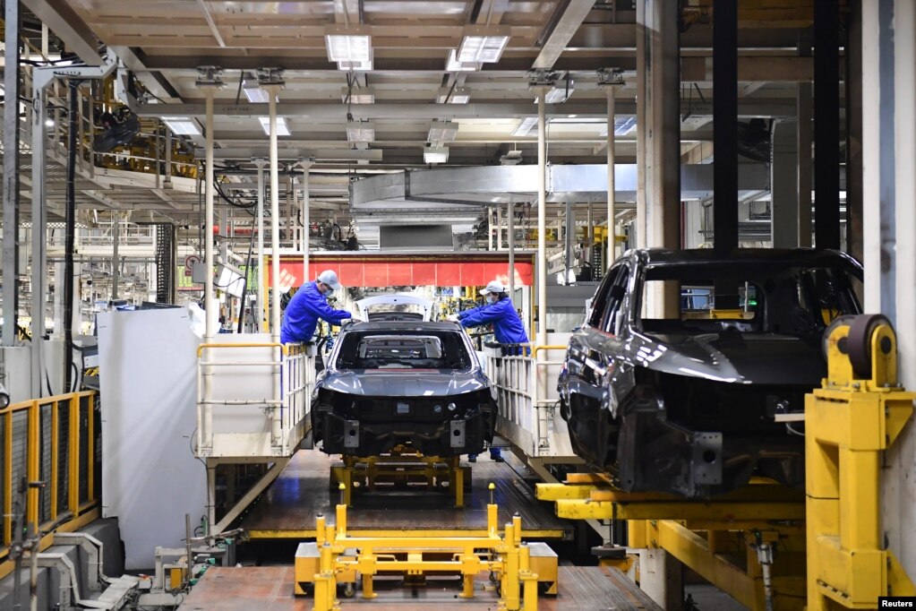 上汽集团在临港的汽车生产基地里，工人在生产线上工作。（2022年4月23日）(photo:VOA)
