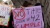 ARCHIVO. Una mujer sostiene un cartel que dice "No Title 42. Biden Cumple", en una protesta liderada por migrantes contra la orden, en Washington DC. 