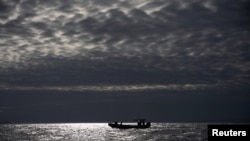 Los pescadores salen al mar a pescar, después de que el gobierno de Ecuador expandiera el área marina protegida alrededor de las Islas Galápagos, cerca de Puerto Ayora, en la isla de Santa Cruz, Islas Galápagos, Ecuador, el 24 de enero de 2022.