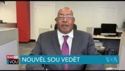 Boksè ameriken Mike Tyson mare batay ak yon pasaje abò avyon Jet Blue. 