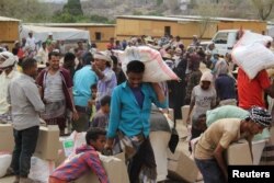 Pembagian bantuan pangan bagi para pengungsi di Taiz, Yaman 8 April 2022. (REUTERS/Anees Mahyoub)