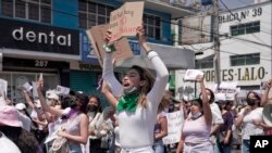 Mujeres marchan el domingo 24 de abril de 2022 para protestar por los recientes asesinatos de varias mujeres, en Ciudad Nezahualcóyotl, un suburbio de la Ciudad de México, donde dos mujeres fueron asesinadas la semana pasada. (AP Foto/Fernanda Pesce)