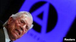 El escritor peruano ganador del Premio Nobel Mario Vargas Llosa habla durante la ceremonia de lanzamiento de su libro 'Tiempos Recios' en Casa de América en Madrid, España, el 8 de octubre de 2019.