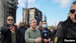 El secretario general de la ONU, Antonio Guterres, visita la ciudad de Borodianka, mientras continúa el ataque de Rusia contra Ucrania, en las afueras de Kiev, el 28 de abril de 2022.