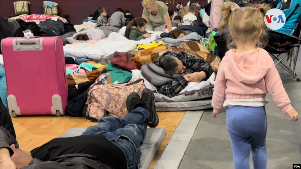 Una pequeña niña ucraniana camina en medias por el área para dormir habilitada en la Unidad Deportiva Benito Juárez, donde los refugiados ucranianos pasan la noche en espera de su turno para ser procesados en la garita de El Chaparral. Sin embargo, esta instalación podría ver reducido el número de migrantes ucranianos, si la Administración Biden decidiera permitir la entrada de los refugiados ucranianos directamente desde Europa a Estados Unidos.(Tijuana, México-April 4, 2022-Celia Mendoza)