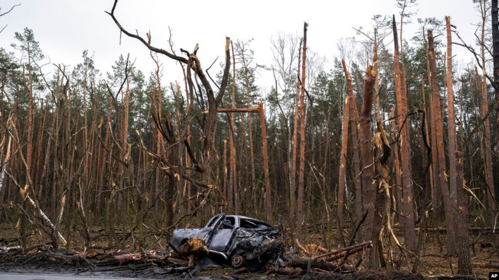 乌克兰切尔尼戈夫郊外俄军与乌军交战之后的汽车残骸与断木残枝。(2022年4月22日)(photo:VOA)