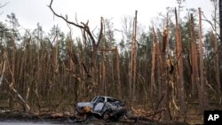 烏克蘭切爾尼戈夫郊外俄軍與烏軍交戰之後的汽車殘骸與斷木殘枝。(2022年4月22日)