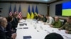 دیدار آنتونی بلینکن و لوید آستین، وزیران خارجه و دفاع ایالات متحده، با ولودیمیر زلنسکی و دیمیترو کولبا، رئیس جمهوری و وزیر خارجه اوکراین، و دیگر مقامات بلندپایه اوکراینی در کی‌یف. یکشنبه ۲۴ آوریل ٢٠٢٢
