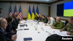 دیدار آنتونی بلینکن و لوید آستین، وزیران خارجه و دفاع ایالات متحده، با ولودیمیر زلنسکی و دیمیترو کولبا، رئیس جمهوری و وزیر خارجه اوکراین، و دیگر مقامات بلندپایه اوکراینی در کی‌یف. یکشنبه ۲۴ آوریل ٢٠٢٢