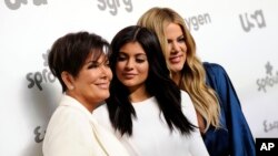 Foto Achiv: Pesonaj televizyon Kris Jenner a goch, Kylie Jenner epi Kloe Kardashian nan Los Angeles, 24 Me 2015. 