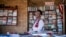 Le fondateur du Soweto Book Cafe, Thami Mazibuko, dans sa maison à Soweto le 5 avril 2022.
