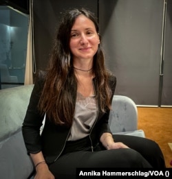 Alexia Alexandropoulou est chargée de recherche à la Private Equity and Venture Capital Association.  Elle a posé pour une photo, le 26 avril 2022 lors de la conférence annuelle de l'AVCA à Dakar, au Sénégal.